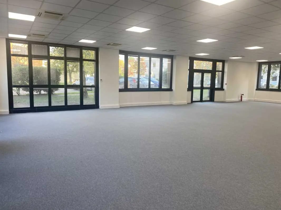 Office in Saint-Didier-au-Mont-d'Or for lease Interior Photo- Image 1 of 2