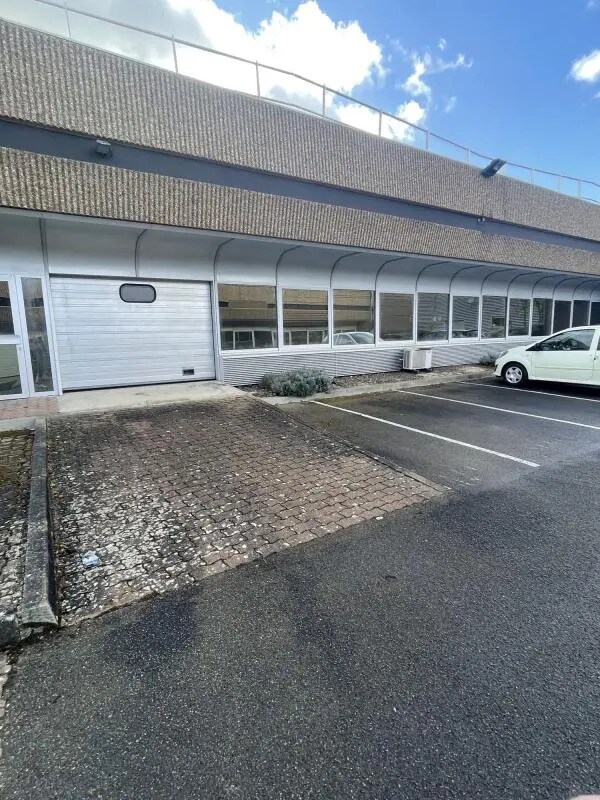 Industrial in Trappes for lease Primary Photo- Image 1 of 26