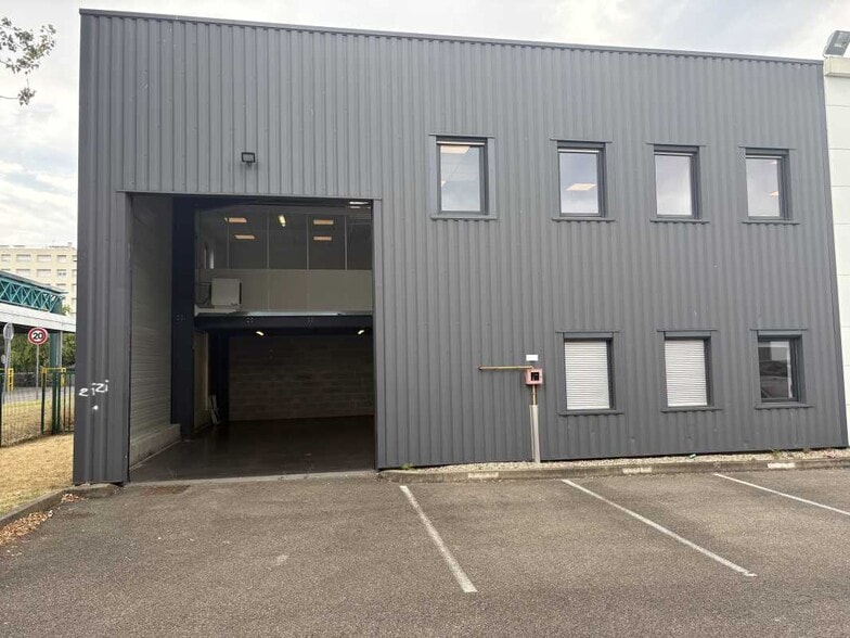 Local d'activités dans Vénissieux à vendre - Photo du bâtiment - Image 3 de 9