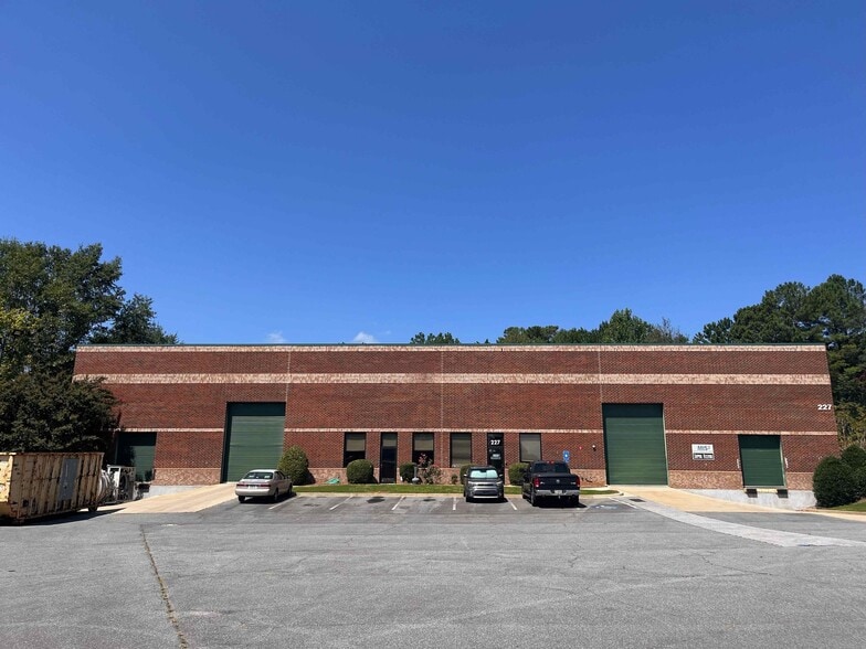 227-229 Arnold Mill Rd, Woodstock, GA for lease - Building Photo - Image 1 of 27