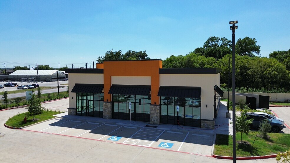 914 W 1st St, Justin, TX à louer - Photo du bâtiment - Image 2 de 8