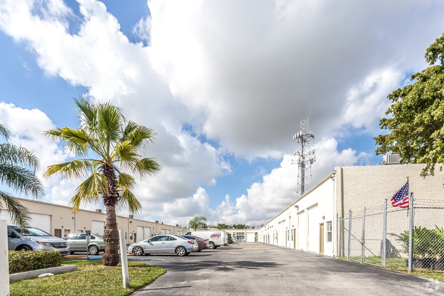 4342-4394 SW 74th Ave, Miami, FL for lease - Building Photo - Image 3 of 4