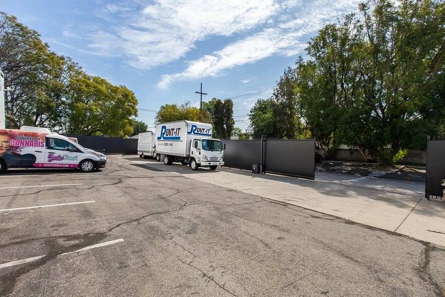 20500 Nordhoff St, Chatsworth, CA for sale - Building Photo - Image 3 of 26