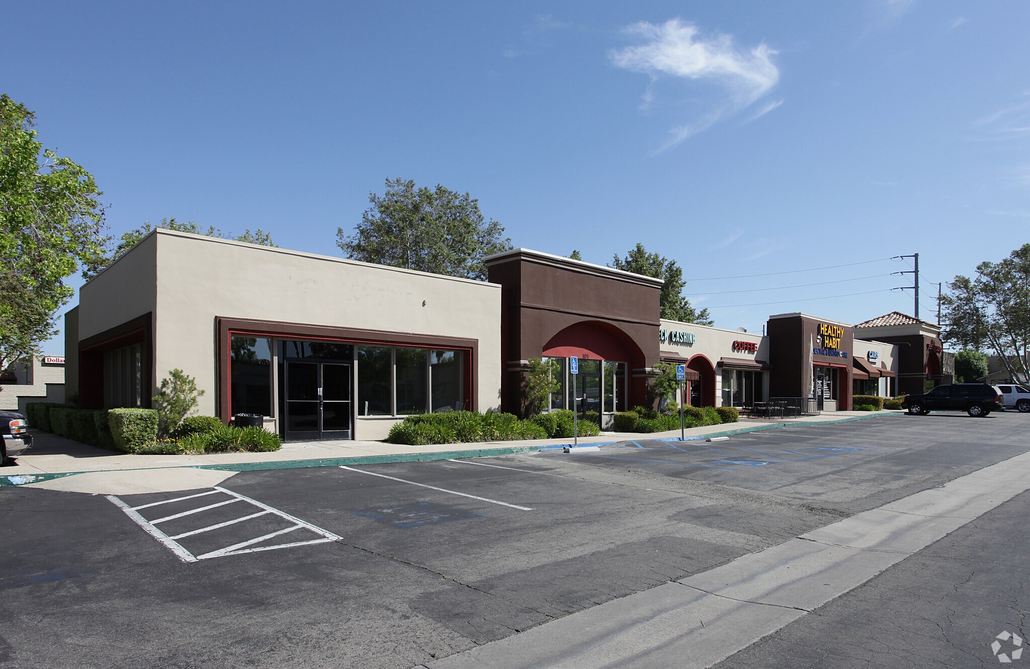 Adobe Plaza portefeuille de 5 propriétés à vendre sur LoopNet.ca Photo du bâtiment- Image 1 de 10