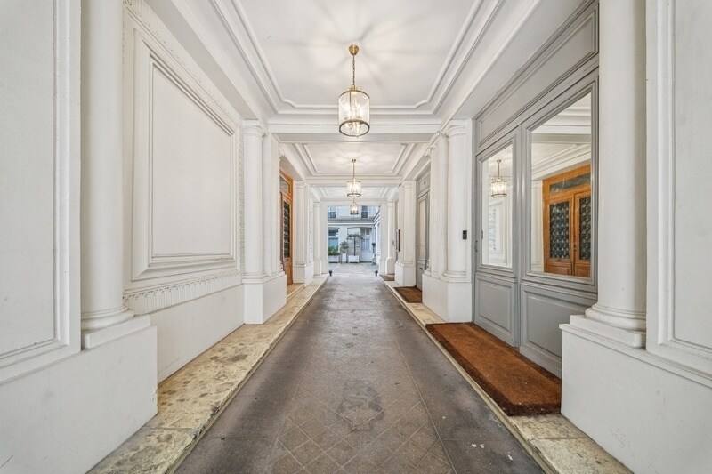 6 Rue Lincoln, Paris à louer - Photo du bâtiment - Image 2 de 9