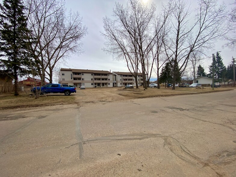 5117 44 St, High Prairi, AB for sale - Primary Photo - Image 1 of 18