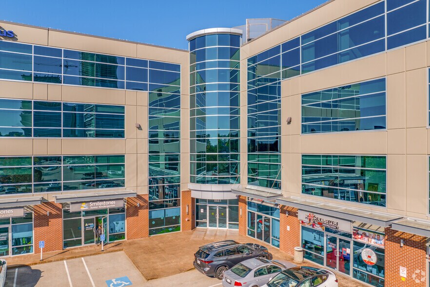 8661 201st St, Langley Twp, BC à louer - Photo du bâtiment - Image 2 de 4