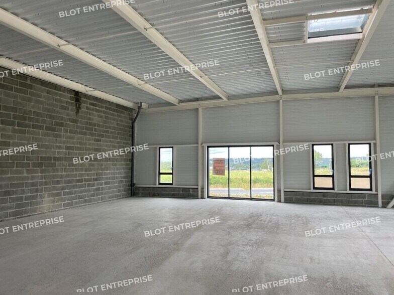 Retail in Pléchâtel for lease - Building Photo - Image 1 of 5
