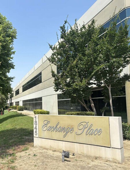 1845 Business Center Dr, San Bernardino, CA à louer - Photo du bâtiment - Image 2 de 4