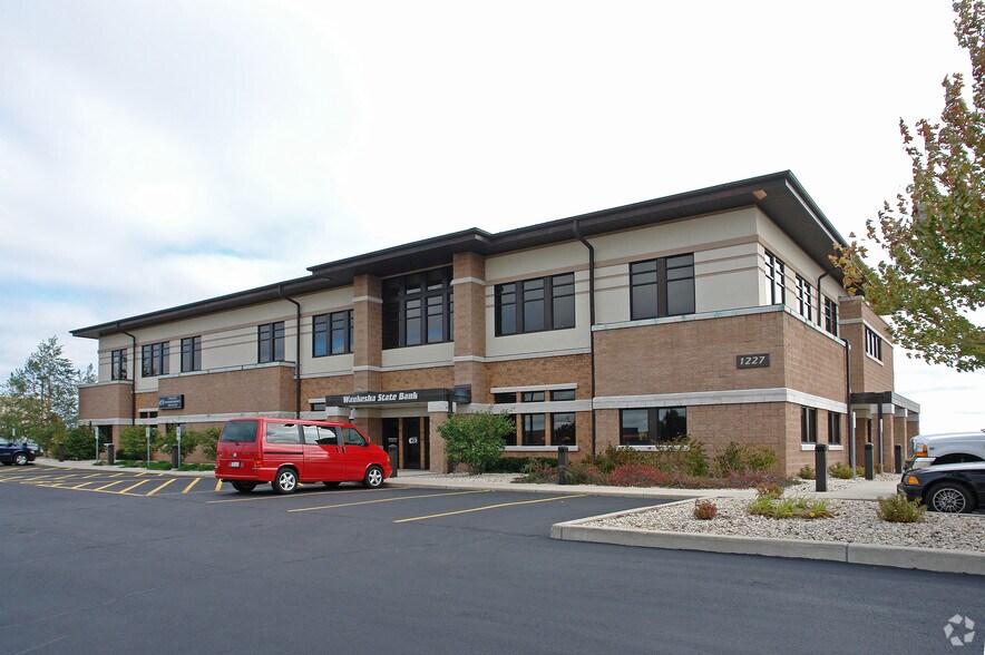 1227 Corporate Center Dr, Oconomowoc, WI for lease - Primary Photo - Image 1 of 5