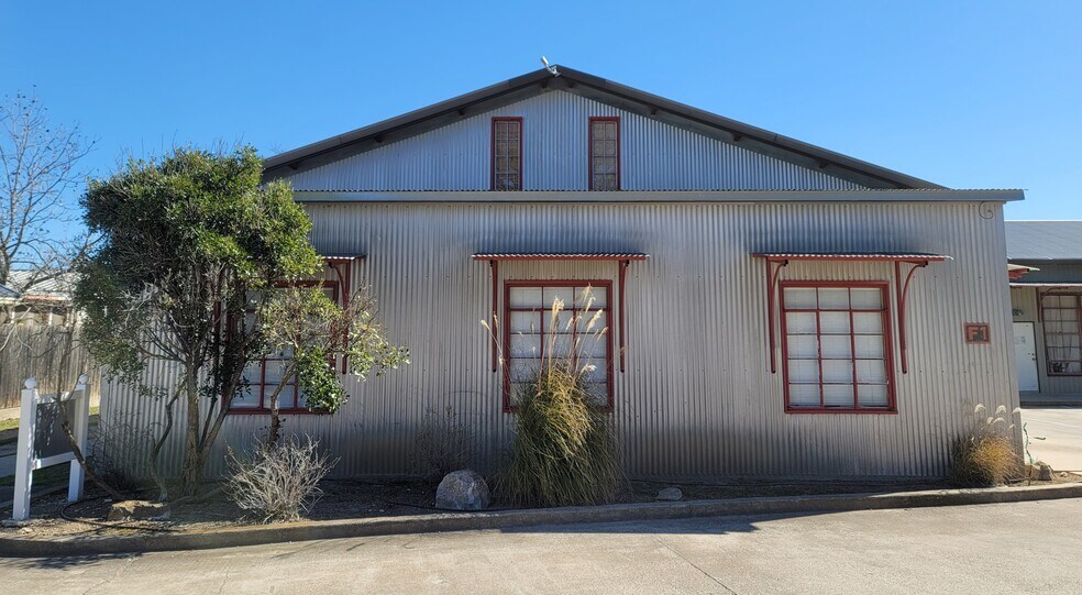 113 Salado Plaza Dr, Salado, TX à louer - Photo principale - Image 1 de 1