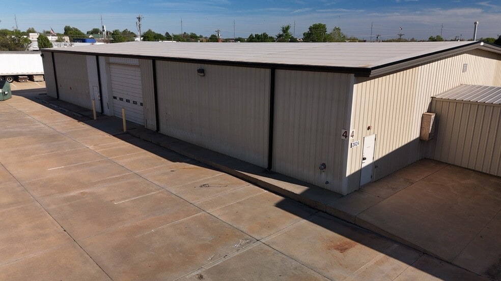 2624-2700 Railroad Dr, Edmond, OK for sale - Building Photo - Image 2 of 5