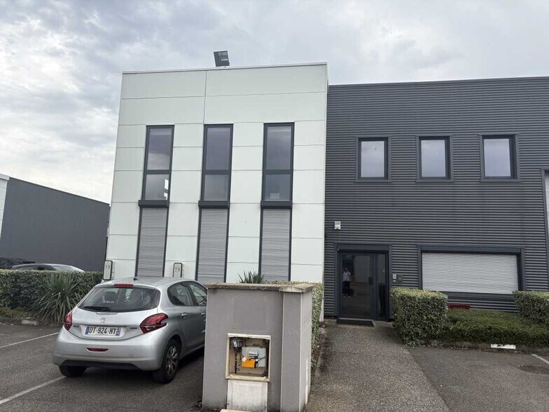 Local d'activités dans Vénissieux à vendre - Photo du bâtiment - Image 1 de 9