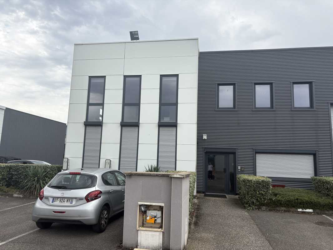 Flex in Vénissieux for lease Building Photo- Image 1 of 10