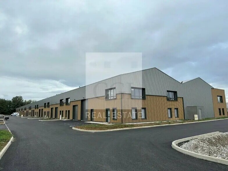 225 Avenue Des Marronniers, Bourgoin-Jallieu à louer - Photo du bâtiment - Image 2 de 13