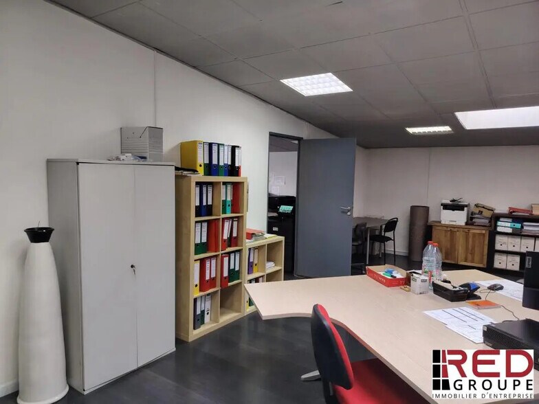 Office in Venelles for lease - Building Photo - Image 1 of 4
