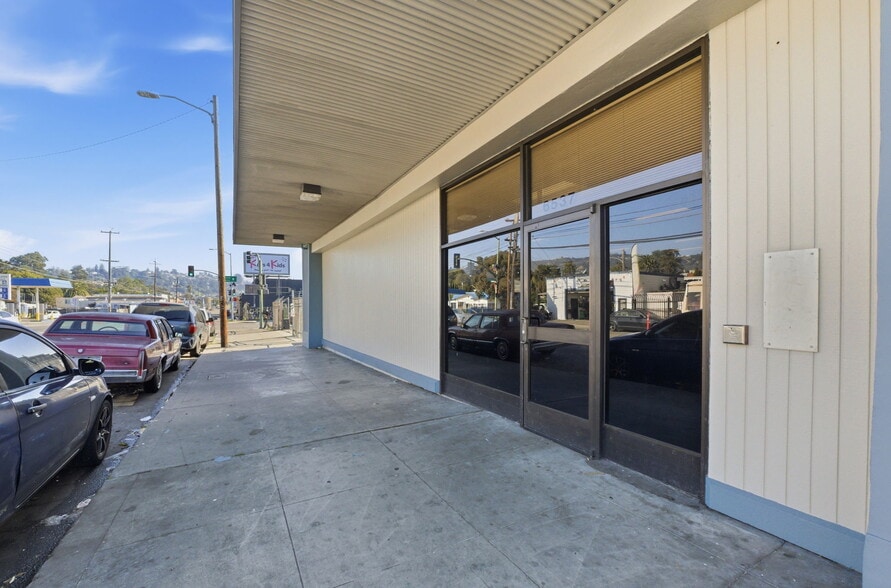 6537 Foothill Blvd, Oakland, CA for lease - Building Photo - Image 3 of 43