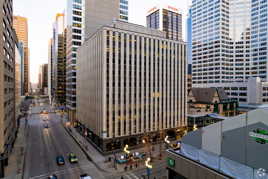 400 5th Ave SW, Calgary, AB à louer - Photo du bâtiment - Image 1 de 7