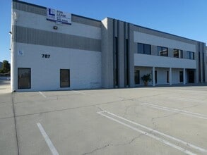 787 W Woodbury Rd, Altadena, CA à louer Photo intérieure- Image 2 de 21