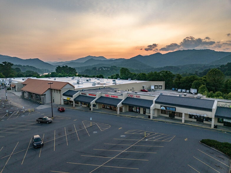 177-297 Paragon Pky, Waynesville, NC for lease - Primary Photo - Image 1 of 19