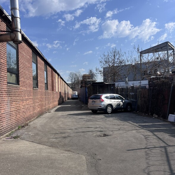 717-721 3rd Ave, Mount Vernon, NY for lease - Building Photo - Image 3 of 9