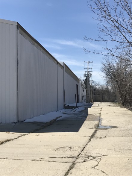 9840 S 27th St, Oak Creek, WI for lease - Building Photo - Image 2 of 32