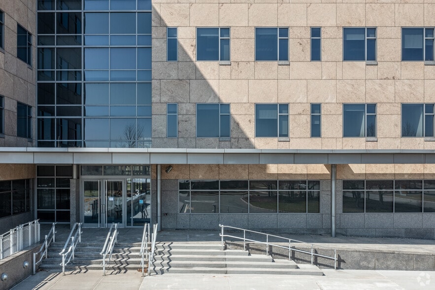 777 Scudders Mill Rd, Plainsboro, NJ à louer - Photo du bâtiment - Image 3 de 24