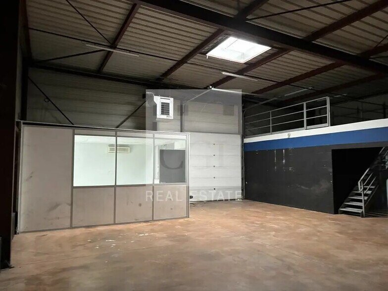 Office in Vaulx-en-Velin for lease - Interior Photo - Image 2 of 8