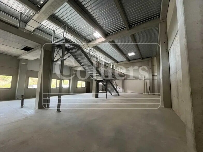 Flex in La Ciotat for lease - Interior Photo - Image 1 of 8