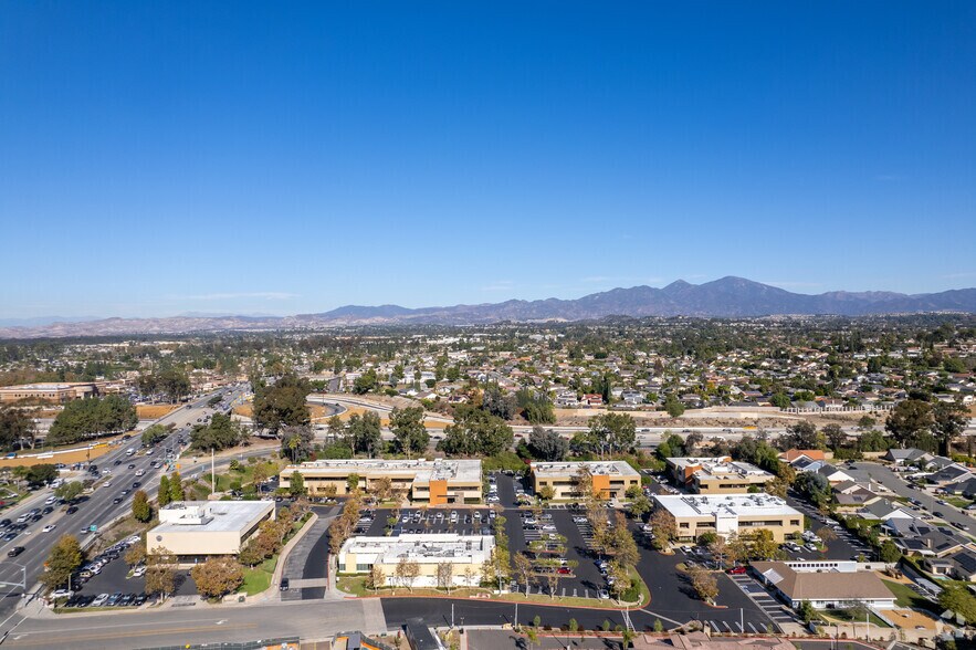 25231 Paseo de Alicia, Laguna Hills, CA à louer - Photo du bâtiment - Image 3 de 19