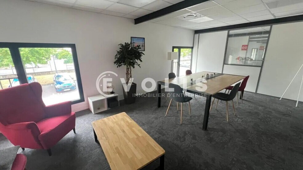 Office in Vénissieux for sale - Building Photo - Image 2 of 29