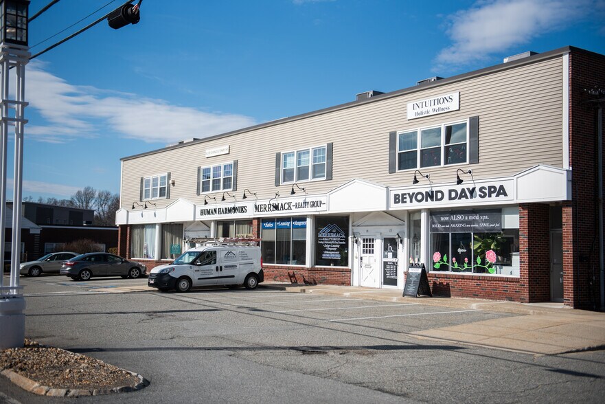 11-21 Alpine Ln, Chelmsford, MA à vendre - Photo du bâtiment - Image 2 de 6