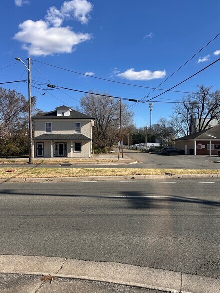 301 24th St NW, Roanoke, VA à louer - Photo du bâtiment - Image 2 de 11