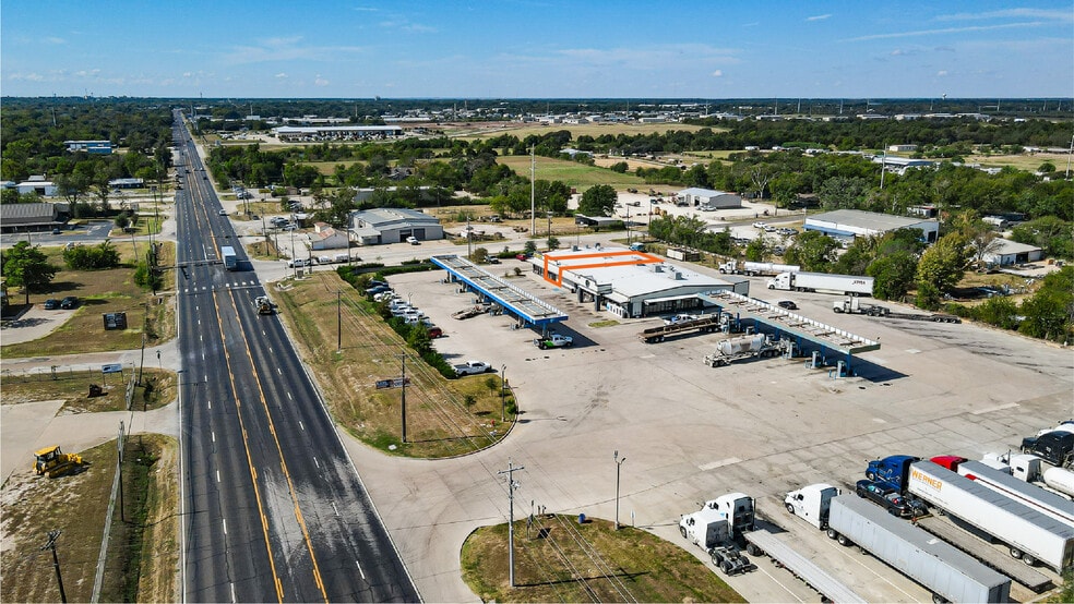 5943 E State Highway 21, Bryan, TX for lease - Building Photo - Image 2 of 4