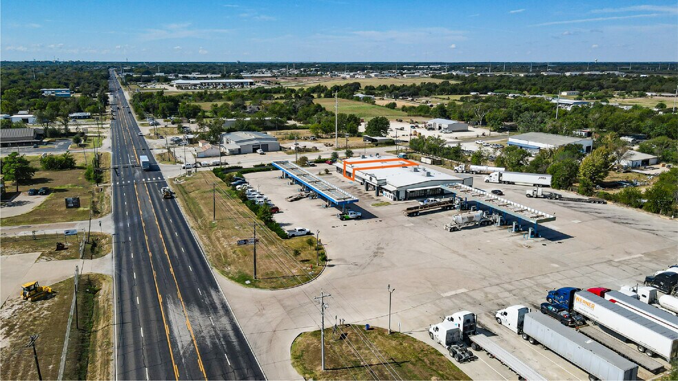 5943 E State Highway 21, Bryan, TX à louer - Photo du bâtiment - Image 2 de 4