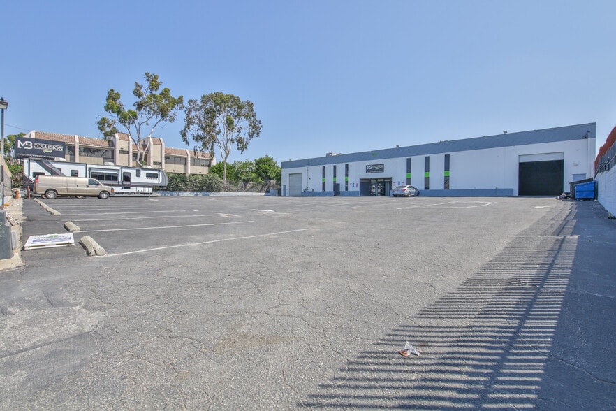 9130 Glenoaks Blvd, Sun Valley, CA for lease - Building Photo - Image 2 of 41