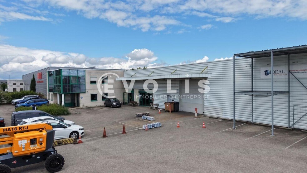 Local d'activités dans Genas à vendre - Photo du bâtiment - Image 3 de 14