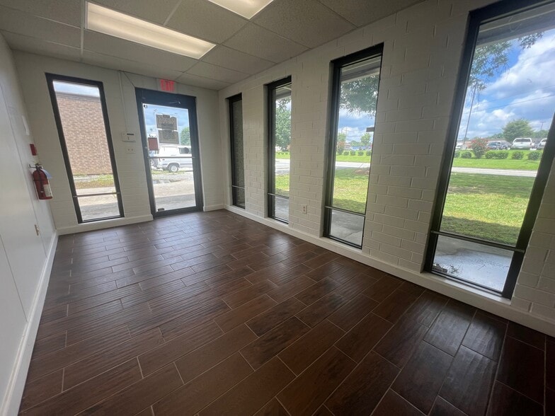 3008 Executive Dr, Greensboro, NC for lease - Building Photo - Image 2 of 11