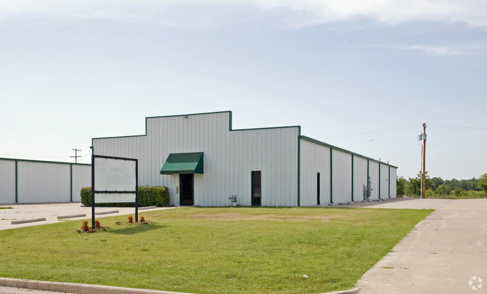 208 E 5th St, Owasso, OK for lease - Primary Photo - Image 3 of 8