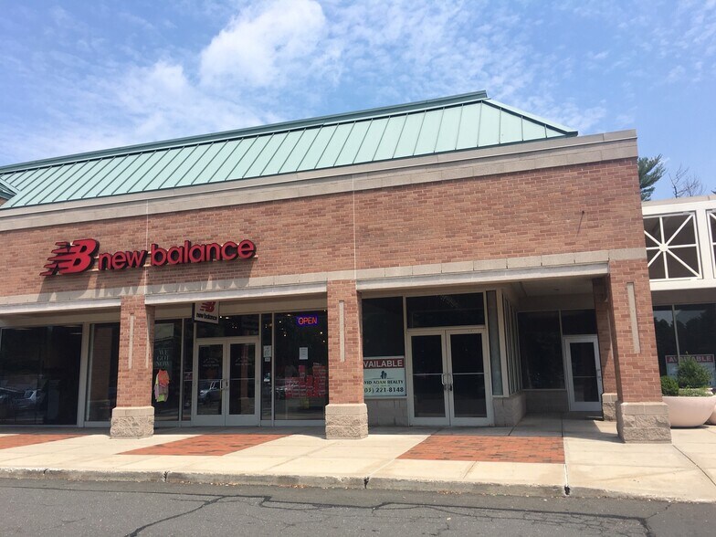 380 W Main St, Avon, CT à louer - Photo du bâtiment - Image 2 de 5