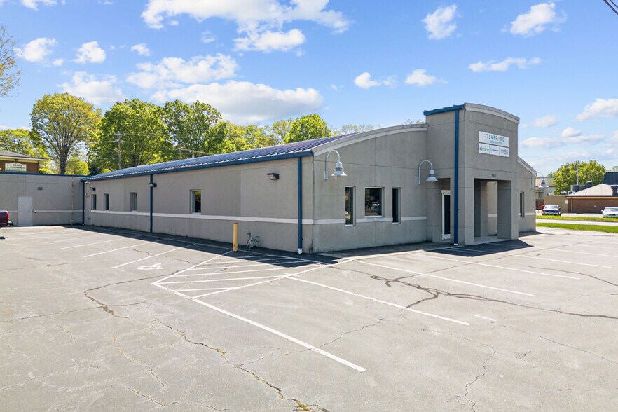 2105 Northwest Blvd, Newton, NC à vendre - Photo du bâtiment - Image 3 de 30