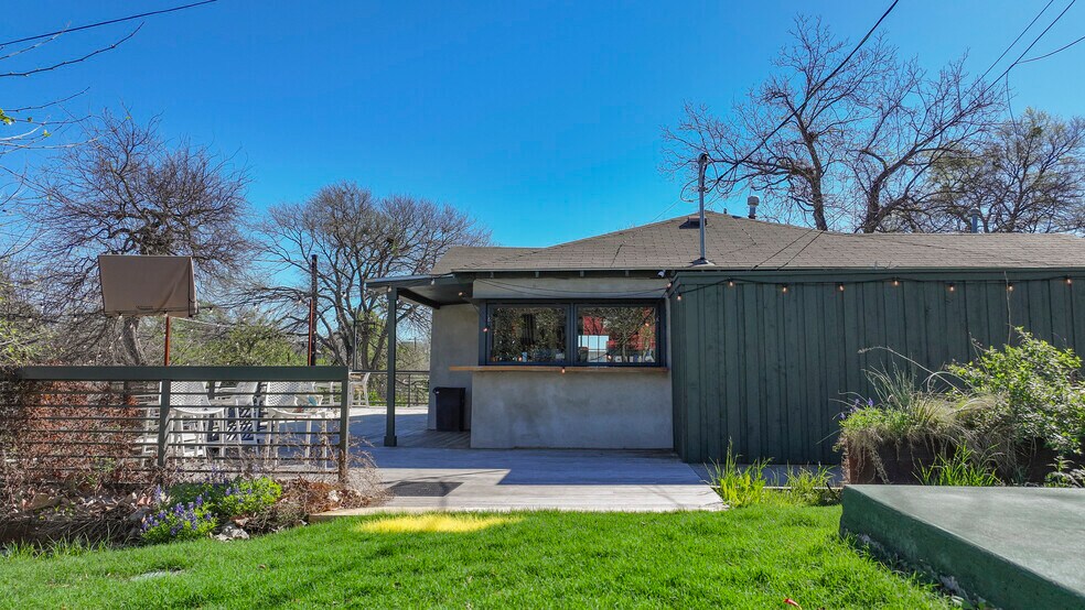 2715 Manor Rd, Austin, TX for lease - Building Photo - Image 3 of 5