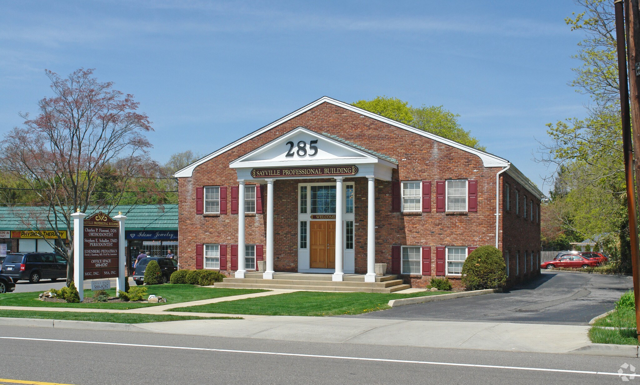 285 W Main St, Sayville, NY à louer Photo principale- Image 1 de 6