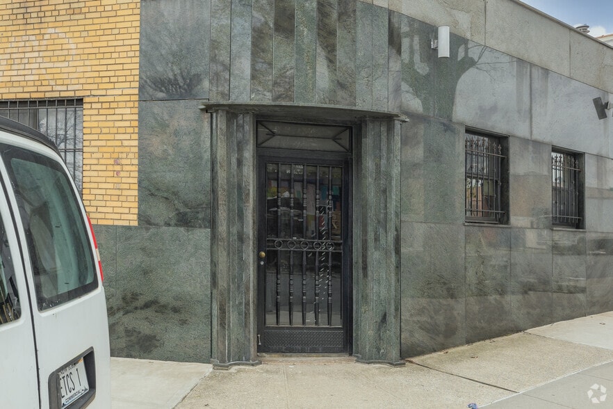 4800 Astoria Blvd, Astoria, NY à vendre - Photo du bâtiment - Image 2 de 8