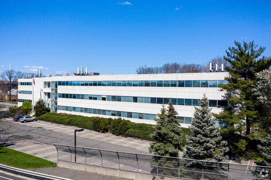 12 N State Rt 17, Paramus, NJ for lease - Building Photo - Image 2 of 8