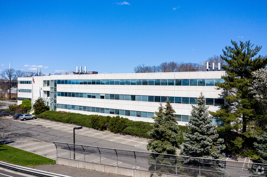 12 N State Rt 17, Paramus, NJ à louer - Photo du bâtiment - Image 2 de 8