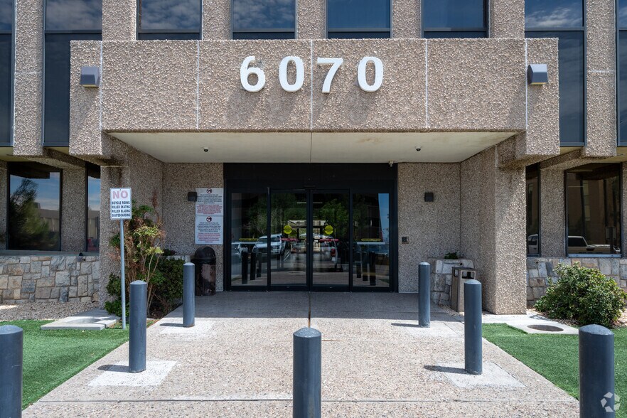 6070 Gateway Blvd E, El Paso, TX à louer - Photo du bâtiment - Image 3 de 23