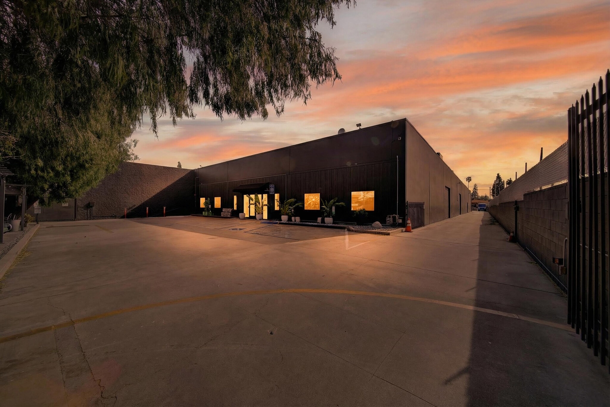 20938 Osborne St, Canoga Park, CA for sale Primary Photo- Image 1 of 23