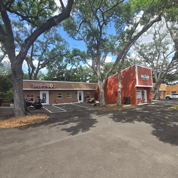 624 E Bay Dr, Largo, FL à louer - Photo du bâtiment - Image 3 de 4