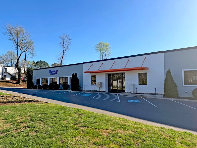 3330 Monroe Rd, Charlotte, NC à louer - Photo du bâtiment - Image 2 de 11